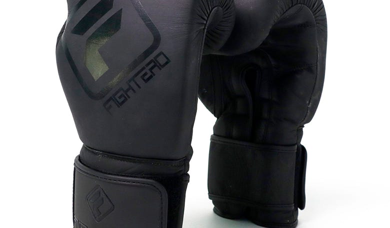 Boxhandschuh Black Matt Leder Boxhandschuhe aus mattschwarzem hochwertigem Echtleder  Der Hingucker in Matt! Für alle, die klassisch modernes Design lieben!  Das spezielle Innenfutter leitet Schweiß und Feuchtigkeit von den Händen ab und sorgt so für mehr Hygiene  – in einem Stück genäht, verstärkte Nähte – mehrlagiger Dämpfungsschaum für optimale Schlagabdämpfung  edles Rindsleder  70.90 € – 72.90 € Inkl. MwSt